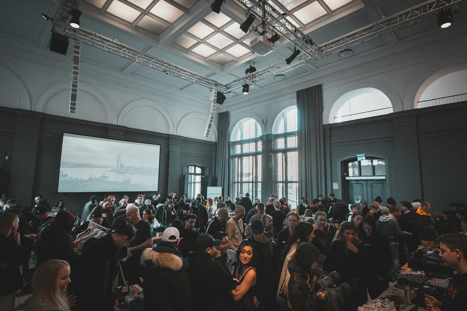 Kerumunan di hall dengan lighting